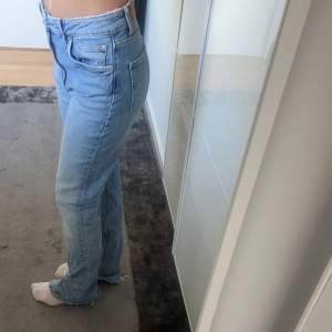 As snygga midwaisted zara jeans i storlek 38. Använda endast få tall gånger så i ny skick. Straight jeans som sitter väldigt fint på. 90 kr 