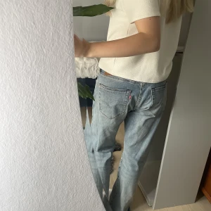 Levis 501 jeans - Hej! Säljer mina Levis som är använda ett par gånger men fortfarande i bra skick 💓Säljer då de är för stora på mig. nypris: ca 1100-1200 kr💖