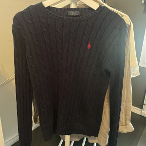 Kabelstickad polo RL tröja - Säljer nu min mörkblå kabelstickade Polo Ralph lauren tröja. Skulle säga att skicket är 8/10. Den är i storlek S. Nypris ligger runt 2000. Hör av er vid frågor eller funderingar🙌🏻