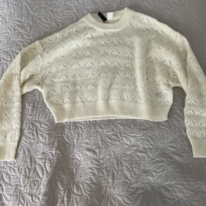 Vit stickad tröja - Aldrig använt, prislappen kvar!