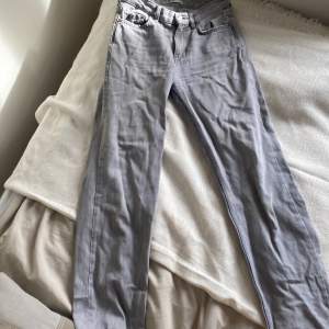 Supersnygga lågmidjade jeans från Gina använt fåtal gånger 💗💗 nypris 500kr men säljer för 400kr pris går att diskuteras💗