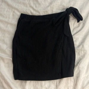 Kjol - Kjol i storlek S, knytet på sidan är fejk. I mycket gott skick 
