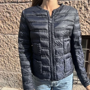Moncler jacka  - Helt oanvänd moncler jacka utan defekter från deras longue saison kollektion. Säljer pga det inte är min stil längre! 