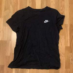 T-shirt från Nike. Jättefint skick. Storlek M (damstorlek).