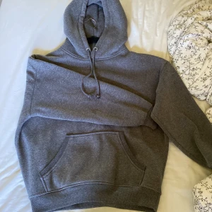 Hoodie  - Mörkgrå hoodie från bikbok i jätte fint skick🤍🤍