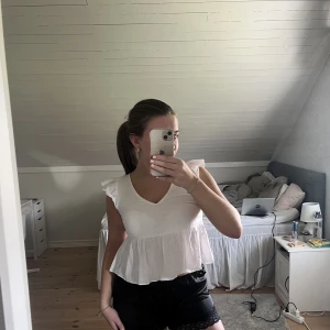 Topp/blus - Säljer denna superfina toppen/blusen. Använd 2 gånger så är i bra skick! Säljer då den är lite liten för mig🩷🫶🏻