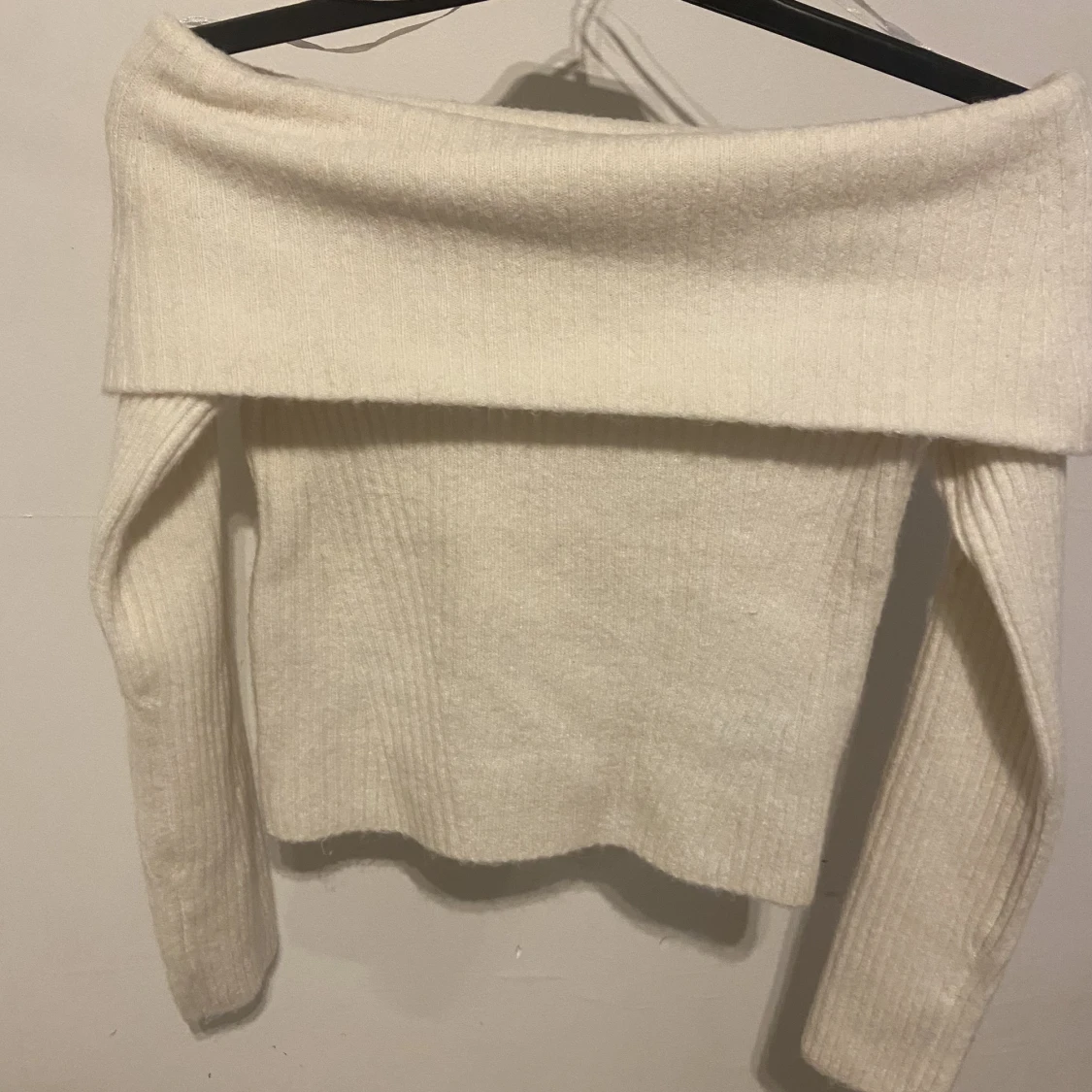 Off shoulder stickat tröja - 91