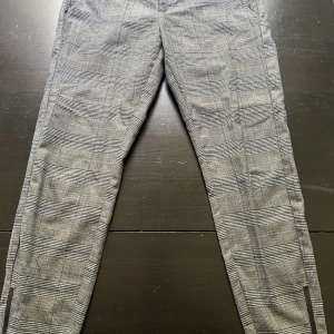 Gabba byxor - Sparsamt använda gabba byxor, bra skick! Storlek S, funkar för mig som kör 30/32 i andra byxor