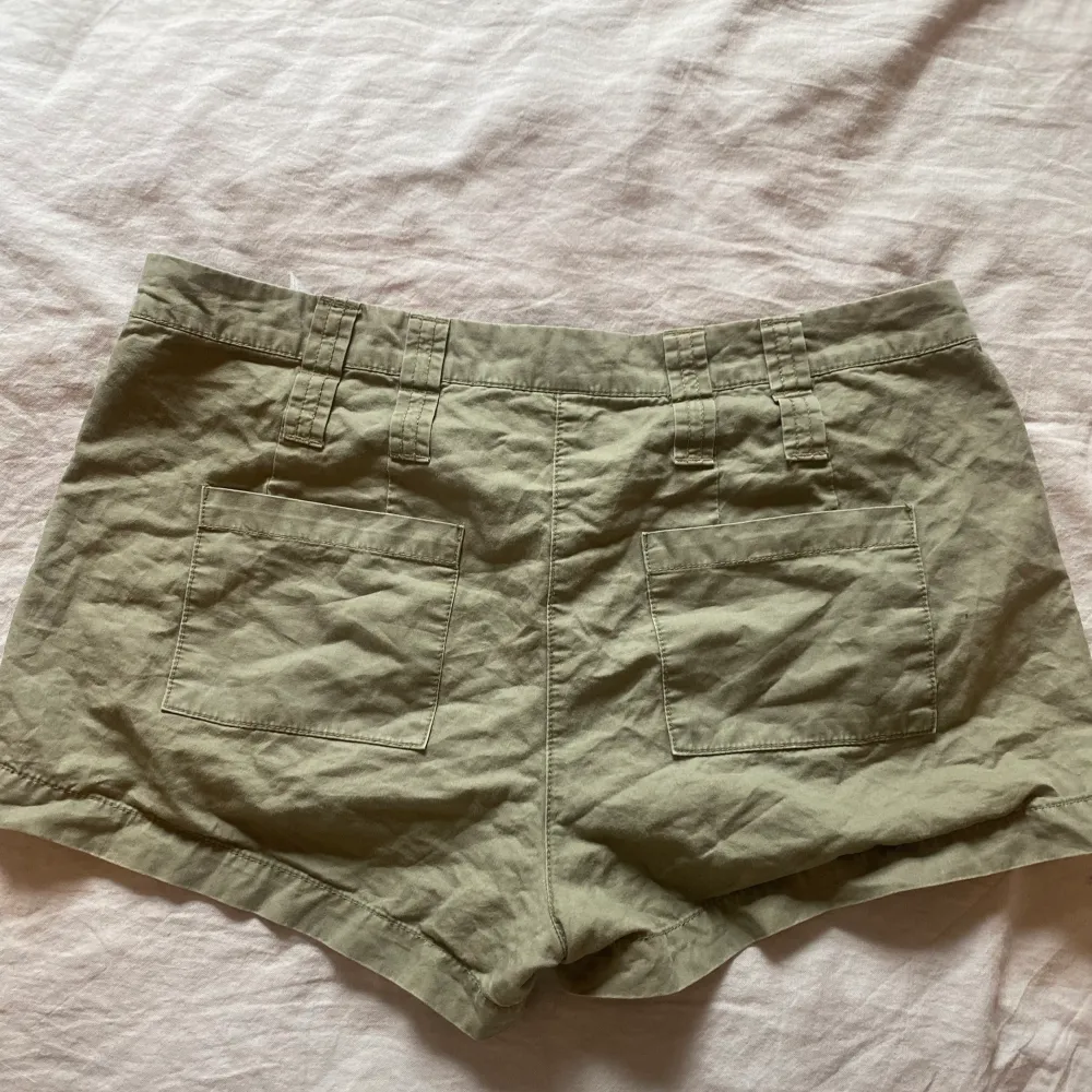 As coola shorts i storlek 38! Köpta second hand men aldrig fått tillfälle att använda dem! 😍 . Shorts.
