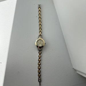 Klocka från Ur&Penn - Silver/guld klocka säljes från Ur&Penn. Endast använd en gång sen blivit liggandes, batteriet behövs bytas 