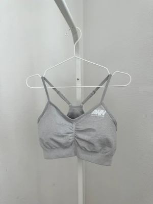 Tränings-BH - Aldrig använd. Tränings-BH med bra stöd och vadderad (inlägg går att ta ut)💕 