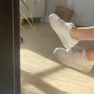 Axel arigato platform sneaker - Säljer nu ett par arigatos i helvitt. Använda men har fortfarande kvar mycket att ge! Ser smutsigare ut på bilderna än i verkligheten: Nypris: 2550  Mitt pris: 399 hör av er vid frågor 👍