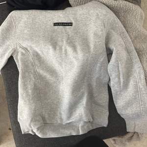 Grå hoodie från Calvin Klein i stl 16 är, motsvarar 160-180 eller M. Aldrig använd, prislapp sitter kvar: 800kr. Priset går att diskutera vid snabb & smidig affär 