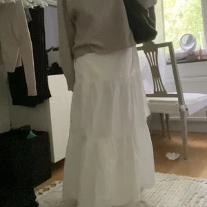 Långkjol - Säljer en jättefin långkjol från hm😊Har bara kommit till användning två gånger💕köpte den innan sommaren och den är i nyskick💗