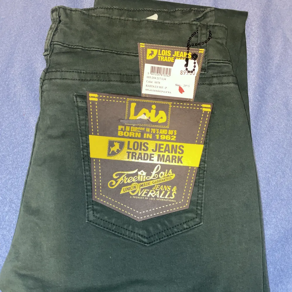 Helt nya Lois jeans med prislappen kvar. Jeansen är i modellen ”Rastaly” o färgen ”0078/grön”. Finns i storlek W29/L34. . Jeans & Byxor.