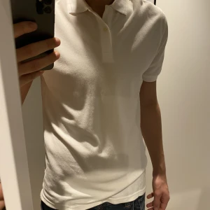 Vit piké  - Snygg vit piké från Brothers! Endast använd ett fåtal gånger. 