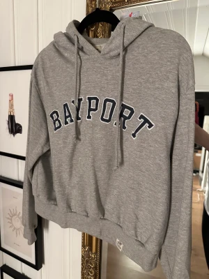 Croppad huvudtröja  - Croppad huvudtröja från Pull&Bear, Storlek S/M 