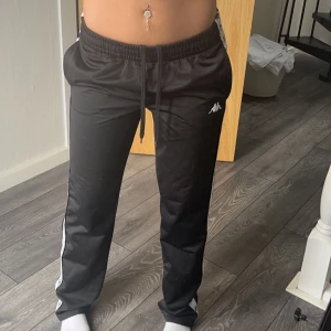 Lågmidjadebyxor - Säljer dessa fetta lågmidjade kappa byxor då det ej är min still längre, dem är i storlek medium men skulle säja att dem passar mer en person som är storlek s 💕💕