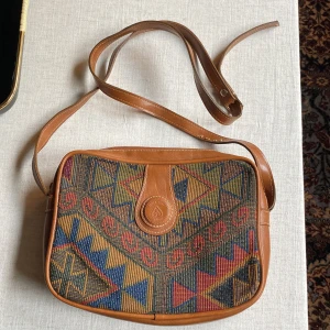 Mönstrad väska - Mönstrad väska i fint skick. Loppisfynd. 