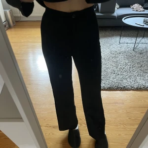 svarta kostymbyxor från monki - Svarta kostymbyxor från Monki, XS, 50kr