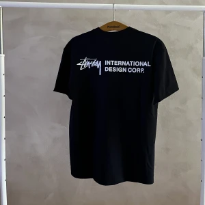 Stussy tröja - En stussy international design tisha i storlek medium.