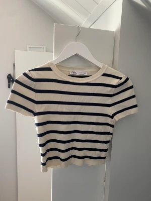 Randig T-shirt  - Säljer min randiga T-shirt för att den tyvärr inte kommer till användning längre. Stl M men upplevs mindre i storlek