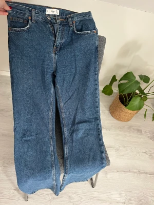 Jeans - Super snygg rak modell, halvhög midja, långa ben!!