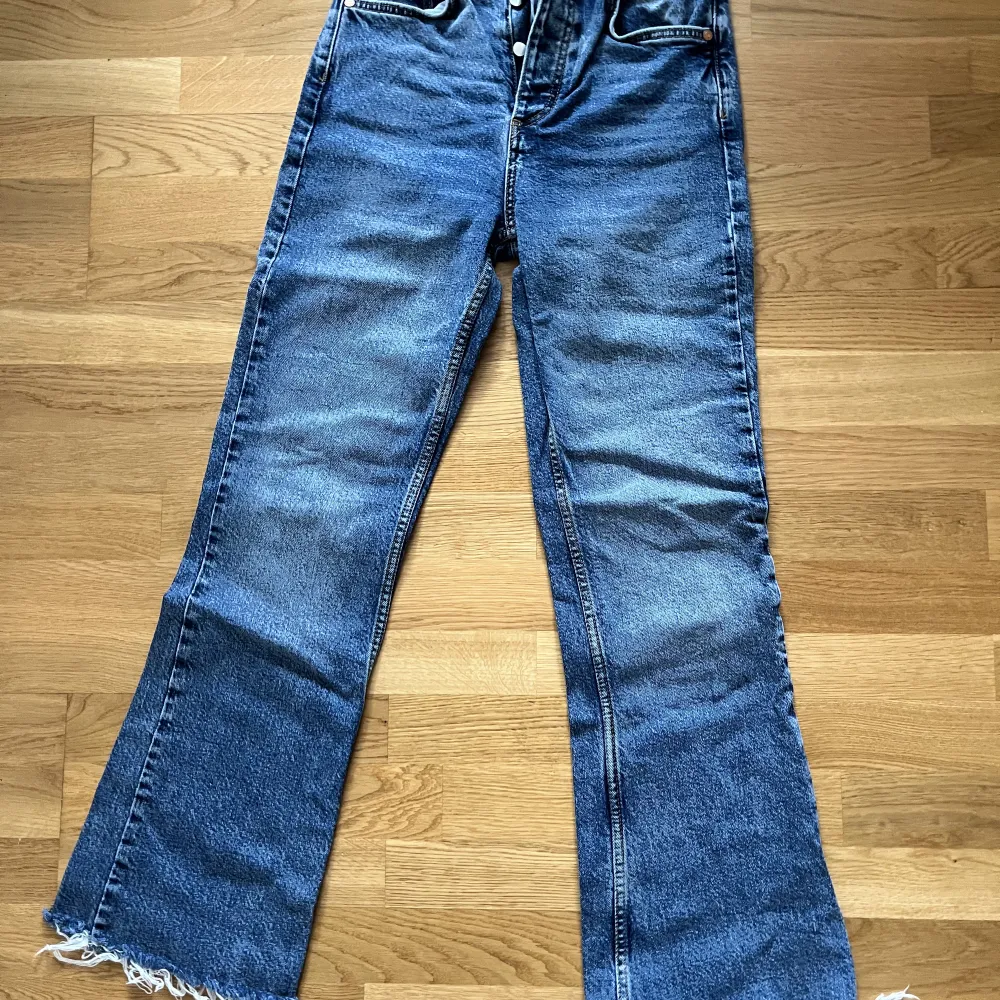 Stretchiga och sköna med knappar istället för dragkedja. Storleken är W27 L32, skulle likna det med en S. Jeans & Byxor.