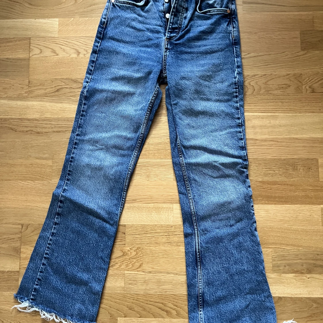 Mörka bootcut jeans med stretch.  - 90