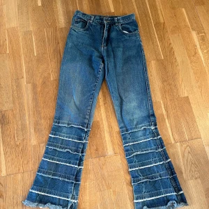 Jeans - Skitcoola jeans med typ revor. Passar tyvör inte mig. (Uppskattad storlek)