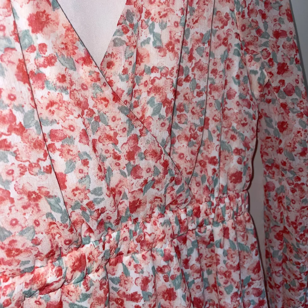 Supersöt kort rosa-blommig klänning. Stl 34, väldigt fint skick. . Klänningar.