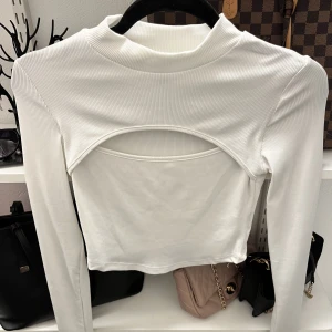 Vit topp  - Vit ny topp, med hål vid bröstet 