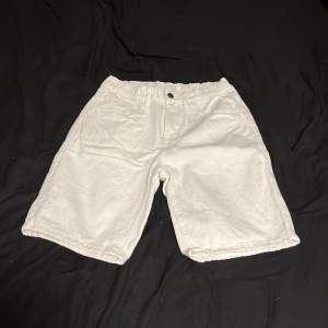 Riktigt sköna.           Säljer mina Biege jeans shorts från Lindex som jag aldrig använt.  Storlek 158/164 Nypris 299