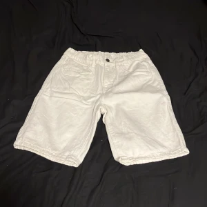 Biege jeans shorts - Riktigt sköna.           Säljer mina Biege jeans shorts från Lindex som jag aldrig använt.  Storlek 158/164 Nypris 299