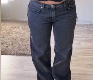 Gina tricot jeans  - Low waist jeans i str 32, köpta för 500kr och säljer för 130