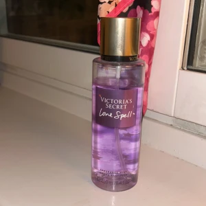 Victoria Secret bodymist - Nästan full, enbart använd vid fåtal gånger!💓 Fina noter, doften skulle jag beskriva som söt, fruktig, blommig och blomstrig 💓 Säljs för 300+ på hemsidor, inga konstigheter utan har bara hittat en annan parfym 💓