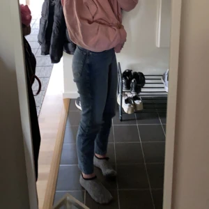 Blå mom jeans - Nästan oanvända mom jeans, dem har inga slitningar och är i fint skick! 🩵