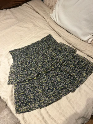 Blommig kjol  - Hej💗Säljer den här jätte fina kjolen från vero moda.  