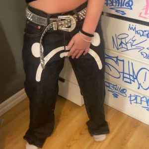 Jeans  - Dessa byxor andvänds ej derför säljer jag dem till någon i nöd, de är storlek L men ganska små endå 