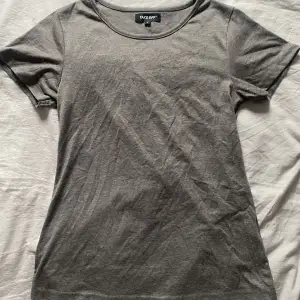 En helt vanlig grå T-shirt, väldigt bra skick! 