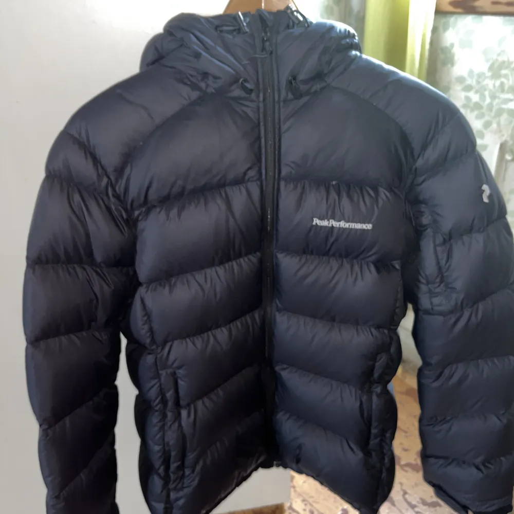 Peak performance jacka som passar både tjejer och killar. Nyskick och inte använd på 1 år. Ny pris 3000kr. Svart färg med en hint av marin blå. Säljer pga jag gått ner i storlek och den nu är för stor. . Takit.