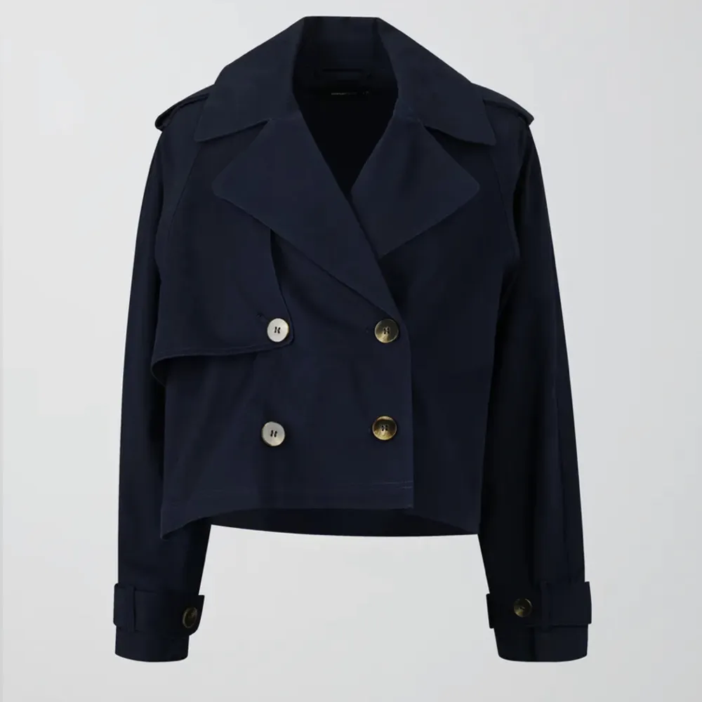 💕säljer min mörkblå korta kappa från Gina Tricot eftersom att jag aldrig använder den💕köpt för 600. Jackor.