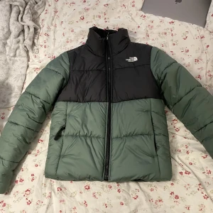 The North Face jacka  - Säljer denna jättefina north face jackan som endast används 1 vinter. Inga skavanker och är i väldigt bra skick och kvitto finns vid förfrågan. Storlek xs, säljs för 1000👍🏼