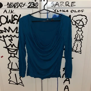 marin/turkos blå tröja - inget fel på tröjan allas bara använder den inte längre🩷