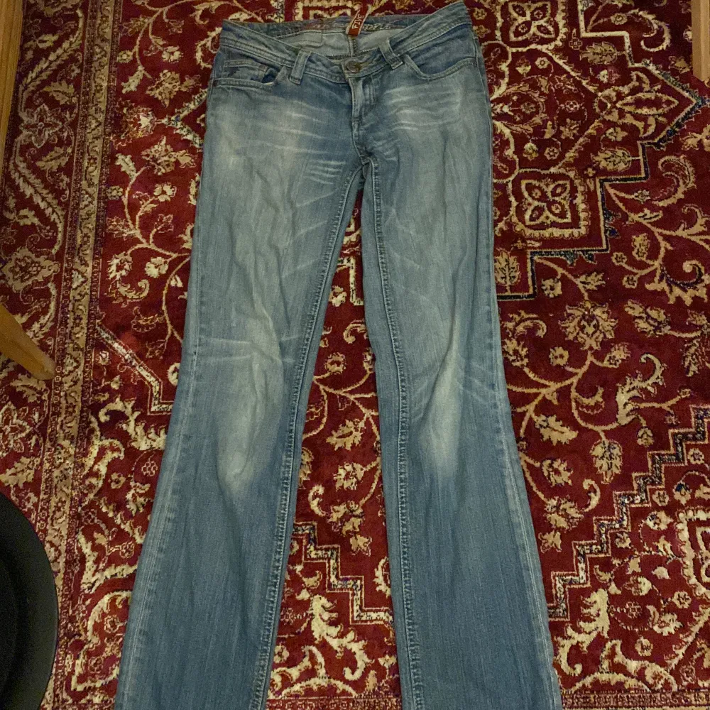 Lågmidjade jeans som varit väl omhändertagna. Det står något märke men tyvärr är jag för blind för att se vad det står men jag kan se att de är i bra skick. Jeans & Byxor.