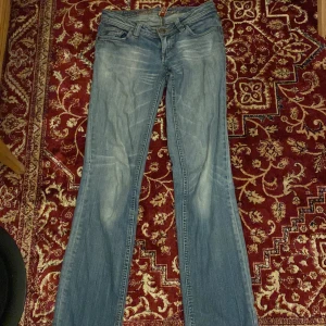 Y2k jeans - Lågmidjade jeans som varit väl omhändertagna. Det står något märke men tyvärr är jag för blind för att se vad det står men jag kan se att de är i bra skick