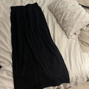 Långkjol - En svart långkjol som är i mycket gott skick 