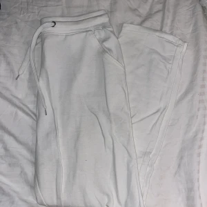 Mjukisbyxor  - Vita mjukisbyxor i mycket gott skick 