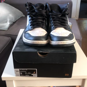 Jordan  - Säljer mina Jordan mids racer blue köpa från merch. Condition 7/10. Lite smutsiga just nu men kan självklart tvätta dem lite. Priset kan diskuteras. Storlek 42/43