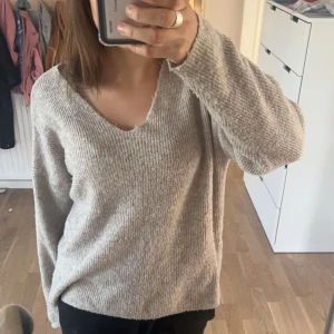 Stickad tröja - Stickad beige tröja från vero Moda i storlek S! Flitigt använd! 